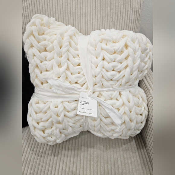 Colossal Throw - Picture 2 of 6